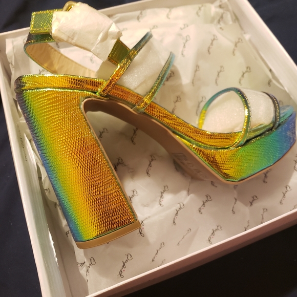 Holographic iridescent lizard he… - Picture 8 of 8